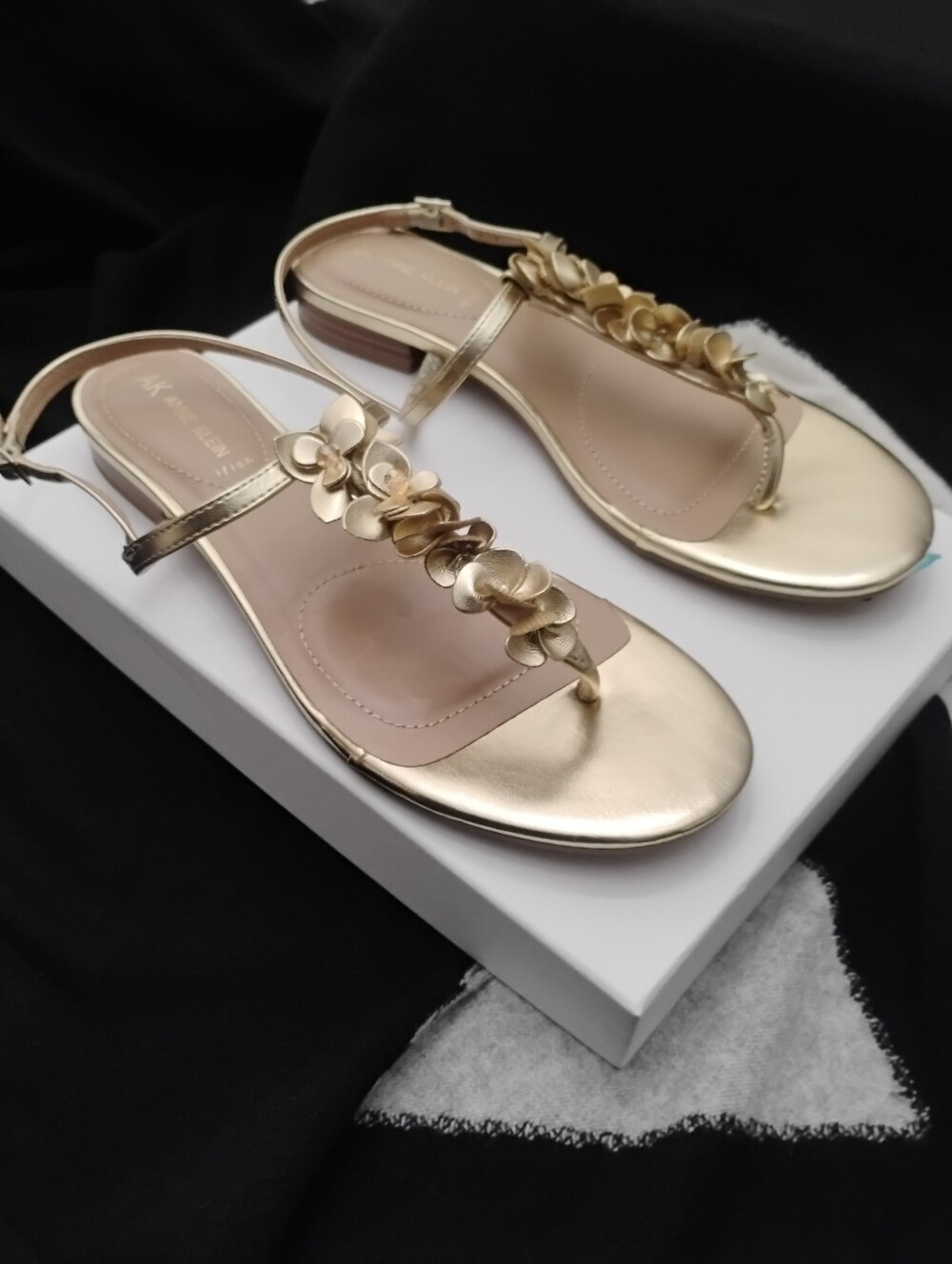 Anne Klein Flavia Iflex Metallic Gold Floral Embellished Thong Sandals Sz 10 NEW - Picture 5 of 16